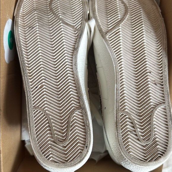 Nike Women's White Snake Pattern Blazer High-Tops - Picture 4 of 5